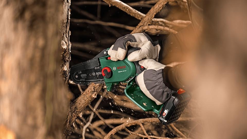 Bosch Home and Garden EasyChain 18V-15-7 mit Akku 2.5 Ah