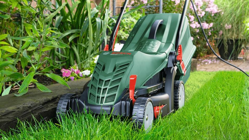 Bosch Home and Garden UniversalRotak 34-405 Elektro Rasenmäher 1300 W